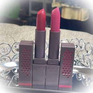 💕Burt’s Bees Set of 2 Lipsticks💕
